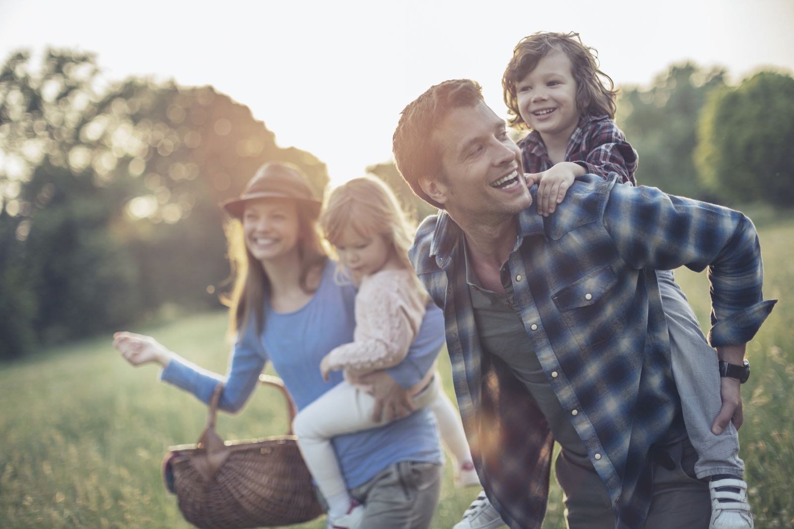 Familia recibiendo su primera vivienda