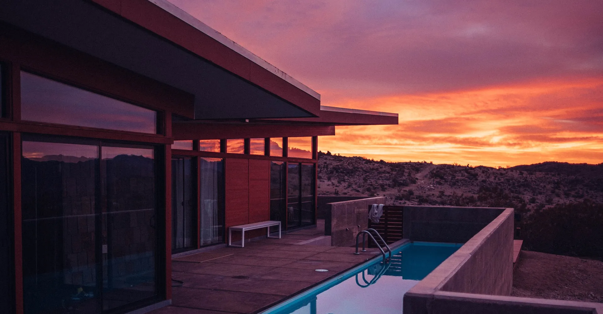 Terraza con piscina al atardecer