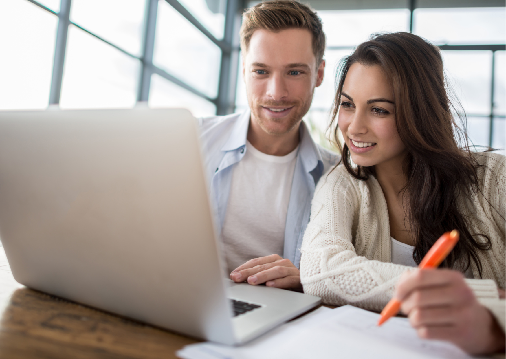 Compradores evaluando su financiamiento